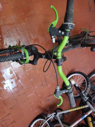 Bicicleta infantil verde y negra
