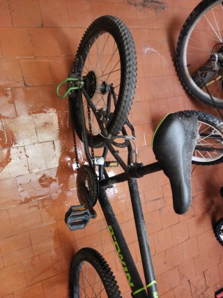 Bicicleta infantil verde y negra