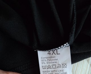 Camiseta negra con estampado de corazones
