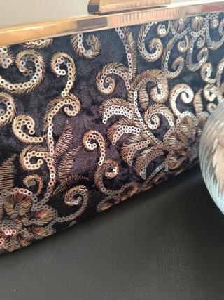 Bolso de fiesta negro y dorado con pedrería