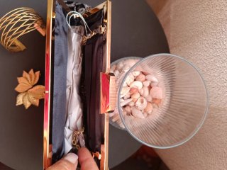 Bolso de fiesta negro y dorado con pedrería