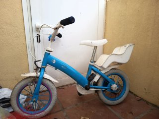 Bici infantil de 12" azul con ruedines y portamuñe