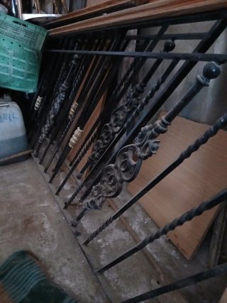 Escalera de mármol con barra forjada