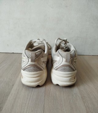 Zapatillas New Balance 530 Beige y Blanco