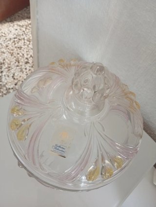 Bombonera de cristal con detalles dorados. Nueva.
