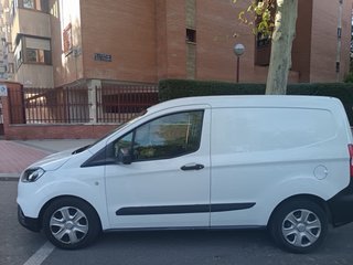 Ford E-Transit Courier 2019