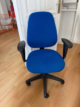Silla de oficina ergonómica azul