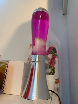 Lámpara de lava rosa y plateada