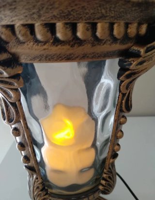 Lámpara de mesa dorada con cristal