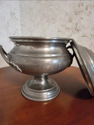 Zuppiera peltro vintage con vassoio