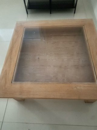 Sofá modular rojo y mesa centro madera