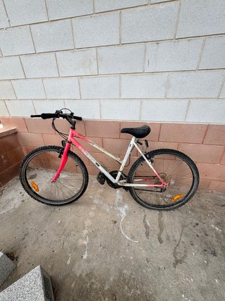 Bicicleta de paseo rosa y blanca