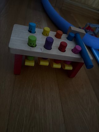 Juego de madera con martillo para niños