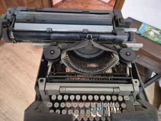 Máquina de escribir Olivetti Línea 98