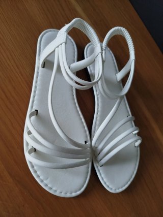 Sandalias planas blancas