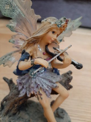 Figurina fata con violino