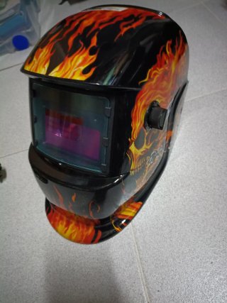 Pantalla de soldar con diseño de llamas
