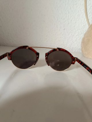 Gafas de sol marrones y doradas