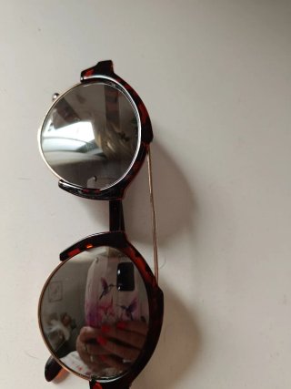 Gafas de sol marrones y doradas