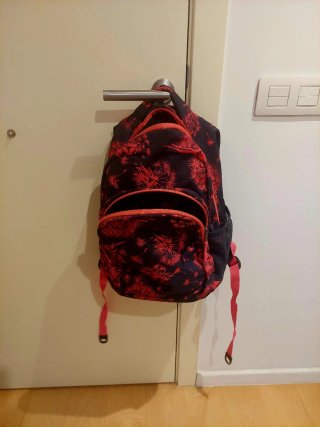 Mochila negra y rosa oscuro con estampado