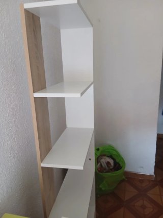 Estantería blanca y madera