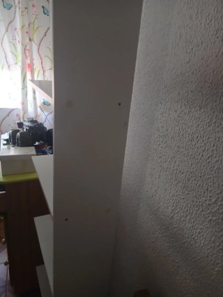 Estantería blanca y madera