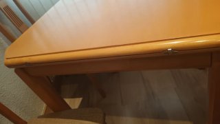 Mesa de comedor con 4 sillas de madera