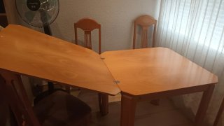 Mesa de comedor con 4 sillas de madera
