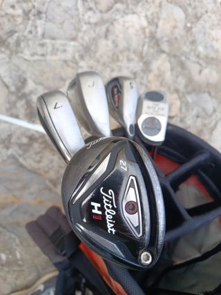 Bolsa de golf Taylor Made y palos