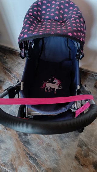 Carrito de bebé infantil con estampado de corazone