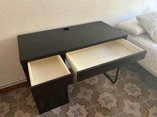 Escritorio negro de madera y metal