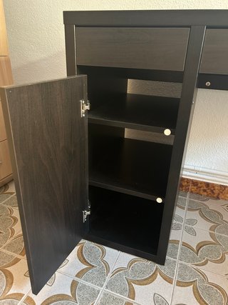 Escritorio negro de madera y metal