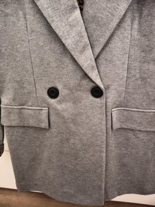 Chaqueta gris con forro estampado