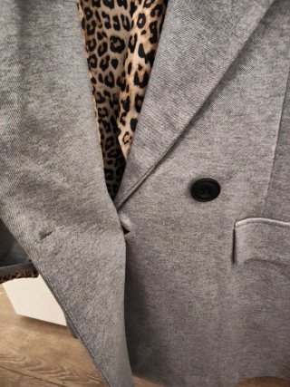 Chaqueta gris con forro estampado