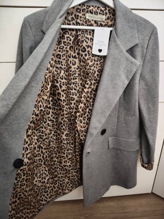 Chaqueta gris con forro estampado