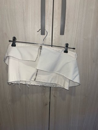Top de cremallera con volante beige