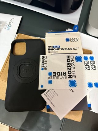 Custodia Quad Lock per iPhone 16 Plus 6.7 + cavo di ricarica