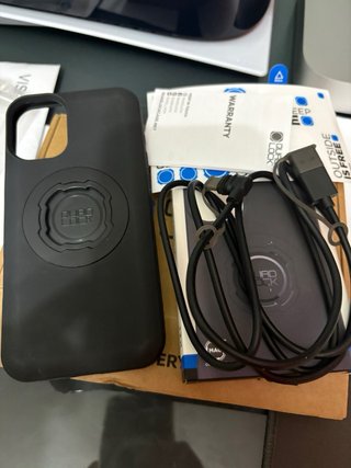 Custodia Quad Lock per iPhone 16 Plus 6.7 + cavo di ricarica