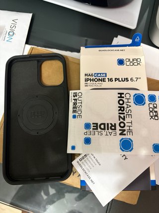 Custodia Quad Lock per iPhone 16 Plus 6.7 + cavo di ricarica