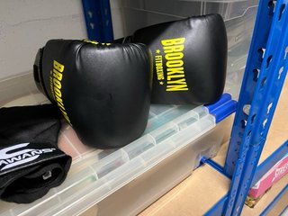 Guantes de boxeo Sawans negros y amarillos