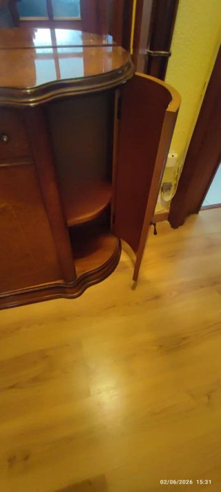 Mueble recibidor de madera con espejo