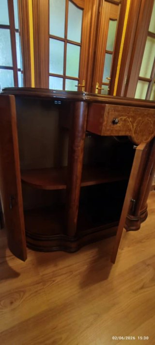 Mueble recibidor de madera con espejo