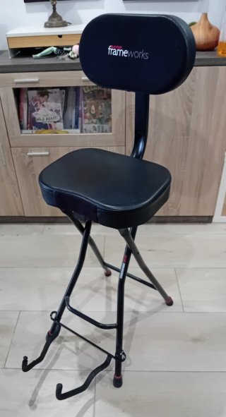 Silla alta con soporte para guitarra