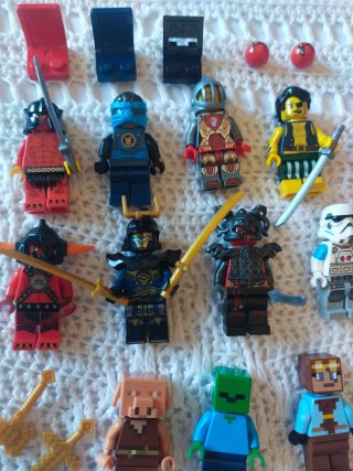 Lego Set 13 Personaggi con Spade e Armatura