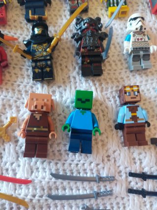 Lego Set 13 Personaggi con Spade e Armatura