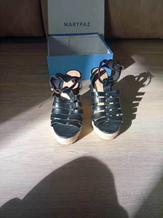 Sandalias negras de cuña