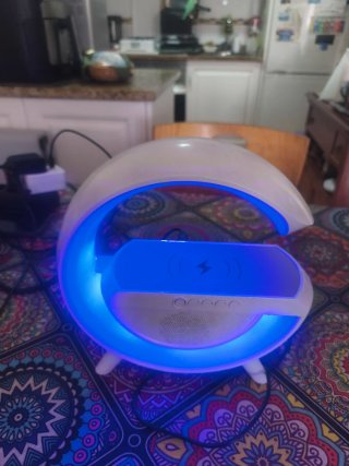 Lámpara LED con altavoz y cargador inalámbrico
