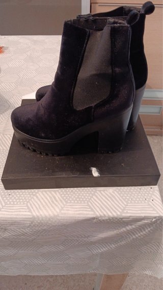 Botines negros de terciopelo con tacón