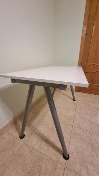 Mesa de trabajo blanca, de Ikea