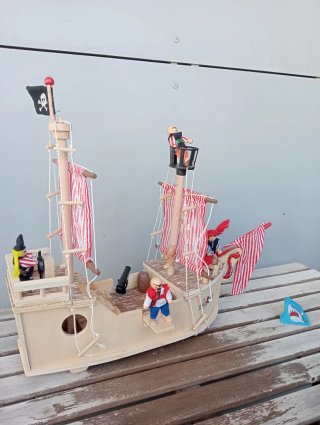 Barco Pirata de Madera con Figuras